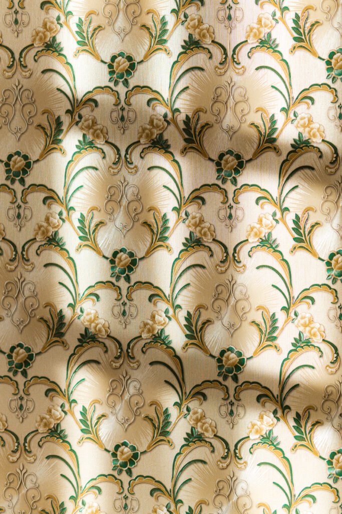 A vintage floral patterned wallpaper featuring elegant shadows, creating a classic aesthetic.